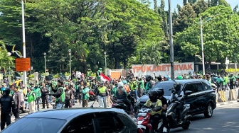 Solidaritas Ojol Membanjiri Karet Bivak, Iringi Pemakaman Affan Kurniawan Korban Rantis Brimob