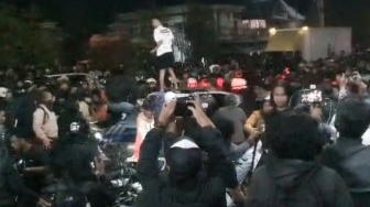 Demo Jogja Memanggil Berujung Ricuh, Mobil Polisi Jadi Sasaran Amukan Massa