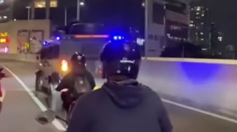 Dilempari Batu, Begini Detik-Detik Warga Kejar Mobil Rantis Brimob yang Tabrak Driver Ojol