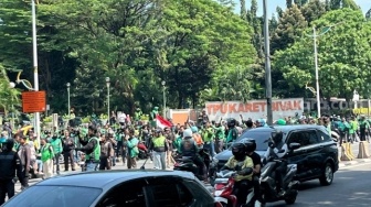 Ribuan Driver Ojol Iringi Pemakaman Affan, Korban Rantis Saat Demo Ricuh