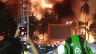 Mencekam! Satpol PP Lompat dari Lantai 4 DPRD Makassar yang Dibakar Massa, Satu Kritis