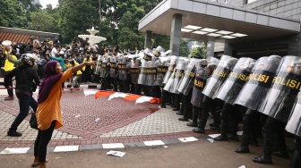 Massa berunjuk rasa di Polda Metro Jaya, Jakarta, Jumat (29/8/2025). [ANTARA FOTO/Dhemas Reviyanto/hma/rwa]