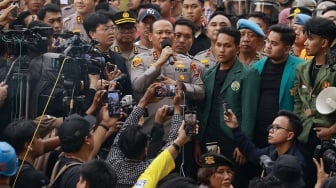 Kapolda Metro Jaya Irjen Pol Asep Edi Suheri (tengah) menyampaikan pernyataan saat menemui massa aksi di Polda Metro Jaya, Jakarta, Jumat (29/8/2025). [ANTARA FOTO/