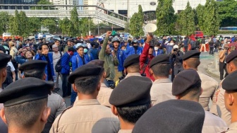 'Polisi Pembunuh!' Teriakan Mahasiswa Guncang Mapolda Metro Jaya Tuntut Keadilan Affan Kurniawan