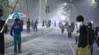 Pengunjuk rasa melakukan aksi menuju Mako Brimob Polda Metro Jaya menuntut pengusutan kasus penabrakan pengemudi ojek online oleh mobil rantis Brimob di Kwitang, Jakarta, Kamis (28/8/2025). [ANTARA FOTO/Muhammad Adimaja/wpa]
