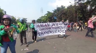 Massa Masih Bertahan di Senen, Spanduk Tuntut Keadilan Membentang