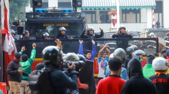 Massa dari berbabagai elemen masyarakat saat aksi unjuk rasa di depan Markas Komando (Mako) Brimob Polda Mtero Jaya, Kwitang, Jakarta, Jumat (29/8/2025). [Suaramcom/Alfian Winanto]