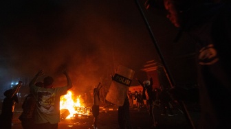 Pengunjuk rasa meneriakkan yel-yel saat aksi di Polda D.I Yogyakarta, Jumat (29/8/2025). [ANTARA FOTO/Andreas Fitri Atmoko/rwa]
