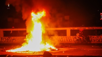 Suasana di depan Gedung DPR dan Tol Dalam Kota saat aksi di Jakarta, Jumat (29/8/2025). [Suara.com/Alfian Winanto]
