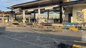Jakarta Rusuh: Selain Bakar Kantor Polisi, 7 Halte TransJakarta jadi Sasaran Amuk Massa!