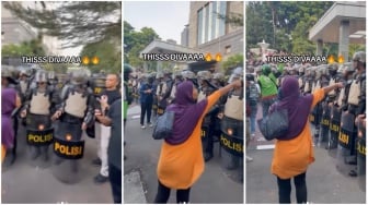 Viral Lagi! Setelah Pukul Mundur Brimob, Ibu Berjilbab Pink Kembali Semprot Polisi di Tengah Aksi