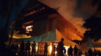 Kantor DPRD Sulsel Dibakar, 4 Orang Dikabarkan Tewas di Makassar