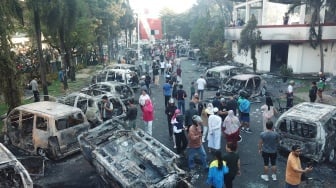 Kondisi DPRD Makassar Pasca Pembakaran, Mobil Hangus Terparkir di Halaman Kantor