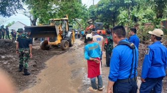 Pesawaran Diterjang Banjir & Longsor! Jalan Penghubung ke Bandar Lampung Tertutup