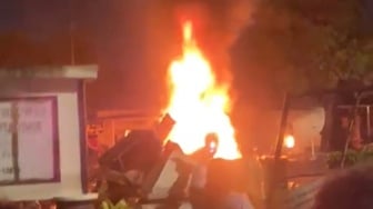 Amuk Massa di Jakarta Timur! Polres dimolotov, 6 Polsek Habis Dibakar Massa