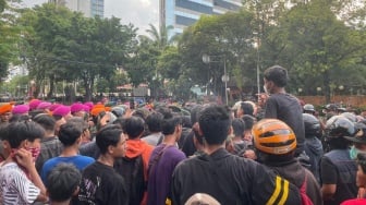 Massa Masih Kepung Mako Brimob, Tawar-menawar dengan TNI di Tengah Suara Ledakan Kembang Api