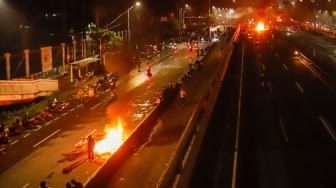 Suasana di depan Gedung DPR dan Tol Dalam Kota saat aksi di Jakarta, Jumat (29/8/2025). [Suara.com/Alfian Winanto]
