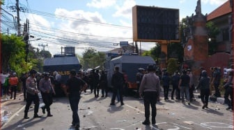 Aksi di Polda Bali Ricuh, Massa Lempar Batu Hingga Gerbang Rusak dan Kaca Pecah