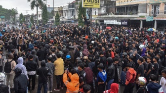 Massa berunjuk rasa di Mako Polres Tasikmalaya Kota, Kota Tasikmalaya, Jawa Barat, Jumat (29/8/2025). [ANTARA FOTO/Adeng Bustomi/rwa]