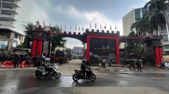 Situasi Terkini Usai Diserbu Massa: Logo Mako Brimob PMJ jadi "Markas Pembunuh"