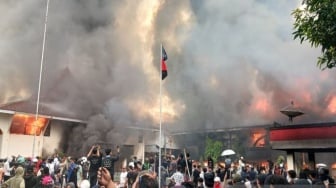 Pekalongan Mencekam! Demo Ratusan Ojol Berakhir Ricuh, Gedung DPRD Dibakar dan Dirusak Massa