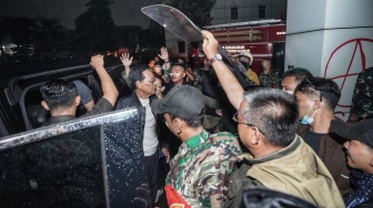 Beda Gaya Demonstran Jogja, Kawal Mobil Sultan Saat Aksi Membara di Polda DIY