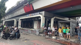 Penampakan Sisa Kebakaran Halte Transjakarta Senen : Pecahan Kaca hingga Lift Rusak Parah!