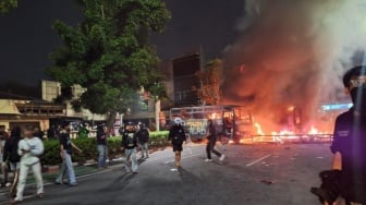 Jakarta Membara: Dua Bus Polisi Ludes Dibakar di Markas Gegana Brimob Jakarta Pusat