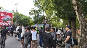 Bali Memanas! Demo Berujung Anarkis, Kendaraan Taktis Polisi Dihancurkan di Depan Gedung DPRD
