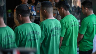 Anggota Brimob yang terduga sebagai pelaku dihadirkan saat penyampaian keterangan pers terkait kasus meninggalnya pengemudi ojek online akibat terlindas rantis Brimob di Mabes Polri Jakarta, Jumat (29/8/2025). [ANTARA FOTO/Fauzan/nym]