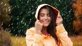7 Rekomendasi Parfum yang Cocok Dipakai Saat Hujan, Wangi Hangat Tahan Lama