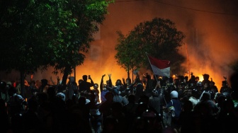 Pengunjuk rasa mengibarkan bendera Merah Putih saat aksi di Polda D.I Yogyakarta, Jumat (29/8/2025). [ANTARA FOTO/Andreas Fitri Atmoko/rwa]