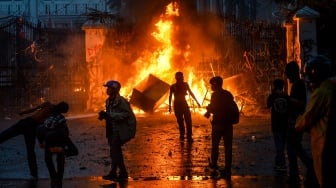 Massa aksi membakar gerbang saat aksi di Depan Gedung DPRD Jawa Barat di Bandung, Jawa Barat, Jumat (29/8/2025). [TARA FOTO/Raisan Al Farisi/rwa]