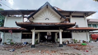 Pendemo di Solo Beringas! Bakar Gedung Sekwan DPRD Kota Solo