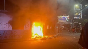 Serang Lumpuh, Pos Polisi Dibakar! Massa Aksi: Ini Bentuk Kekecewaan, Polisi Pembunuh