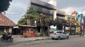 Kwitang Kembali Normal? Jalan Dibuka, Tapi Sisa Kerusuhan Masih Terasa Pedih di Udara