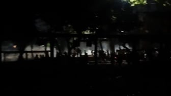 Malam Horor di Kwitang: Bentrokan Pecah, Lampu Dipadamkan, Massa Kocar-kacir