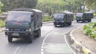 TNI Turun Tangan, Pasukan Kodam Jaya Sisir Jakarta, Massa Aksi di Senayan Langsung Dibubarkan