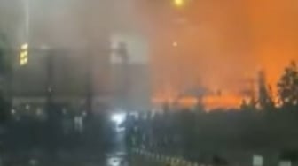 Benteng DPR Jebol Dini Hari! Hujan Petasan Balas Imbauan Damai Polisi