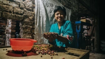 Cerita Maia, Remaja Difabael Temanggung Temukan Asa Lewat Kopi Robusta