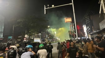 Serang Mencekam! Usai Bakar Pos Polisi, Massa Bentrok dengan Aparat di Gerbang Mapolresta