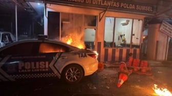 Situasi Mencekam di Palembang Dini Hari: Massa Bakar Pos Polisi dan Rusak Gedung DPRD Sumsel