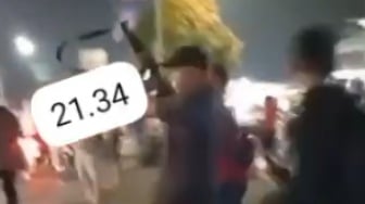 Bekasi Mencekam! Pasar Pondok Gede Ricuh, Polisi Lepaskan Tembakan Peringatan