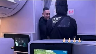 Beredar Potret Ahmad Sahroni Tersenyum di Pesawat Usai Rumahnya Dijarah