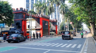 Suasana kendaraan melintas di depan Mako Brimob Kwitang, Jakarta, Senin (1/9/2025). [Suara.com/Alfian Winanto]