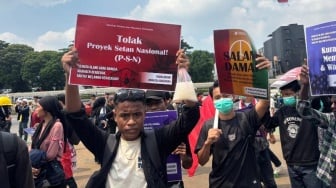 Puluhan Massa GMNI Gelar Aksi di Depan Gedung DPR RI, Tak Ada Penutupan Jalan