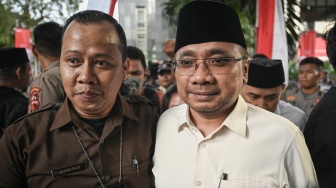 Mantan Menteri Agama Yaqut Cholil Qoumas (kanan) berjalan keluar usai menjalani pemeriksaan di Gedung Merah Putih KPK, Jakarta, Senin (1/9/2025). [ANTARA FOTO/Fauzan/nz]