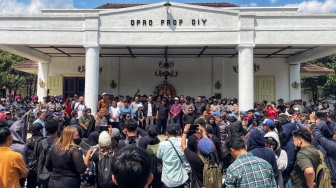 Trauma 98 Mengintai? Mahasiswa Jogja Geruduk DPRD, Soroti Keterlibatan TNI dalam Aksi Massa!