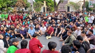 Demo Solo Jadi Contoh: Anggota DPRD, Polisi dan TNI Duduk Bareng Mahasiswa di Tengah Jalan
