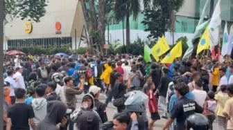 Barikade Polwan Ditarik, Mahasiswa Berhasil Memasuki Halaman Gedung DPRD Sumsel